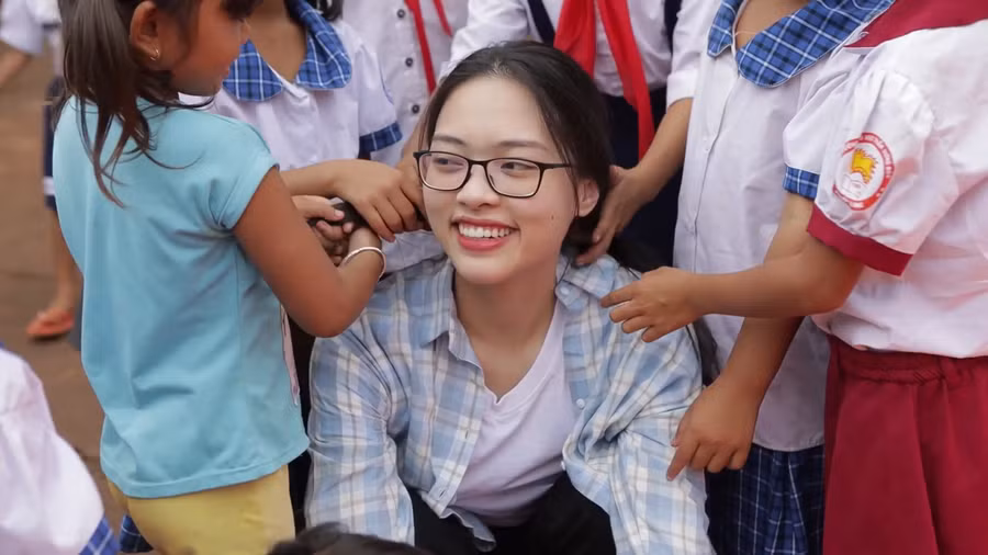 Thí sinh Hoa hậu Việt Nam vận chuyển sách đến cho học sinh miền núi ảnh 2