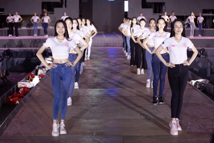 Top 35 HHVN 2020 tổng duyệt Người đẹp thời trang trên sân khấu dài 40m ảnh 3