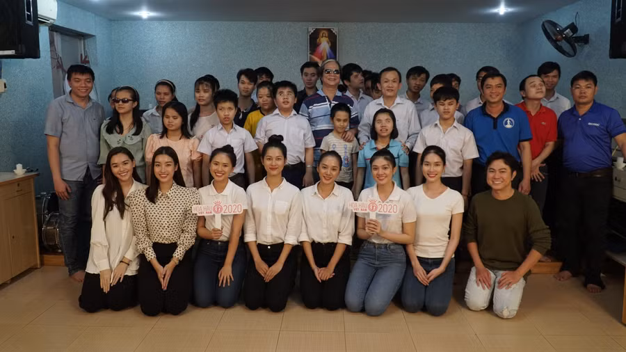Thí sinh Hoa hậu Việt Nam viết chữ nổi, chia sẻ với trẻ em ở mái ấm khiếm thính ảnh 3