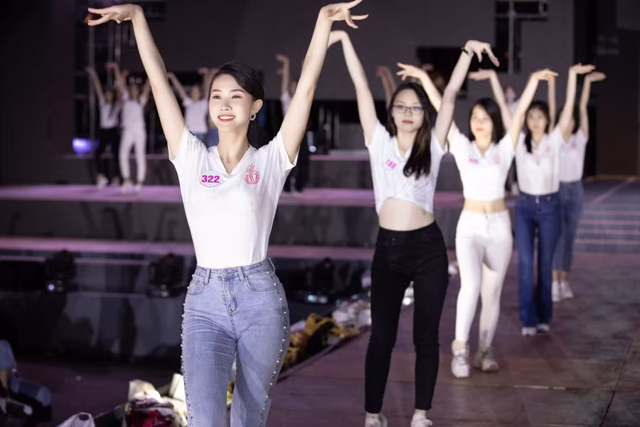 Top 35 HHVN 2020 tổng duyệt Người đẹp thời trang trên sân khấu dài 40m
