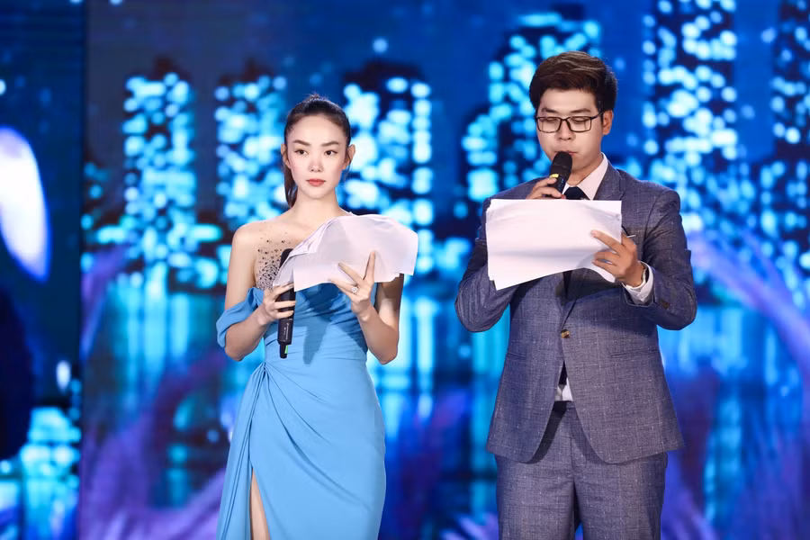 MC là Minh Hằng và Vĩnh Phú.