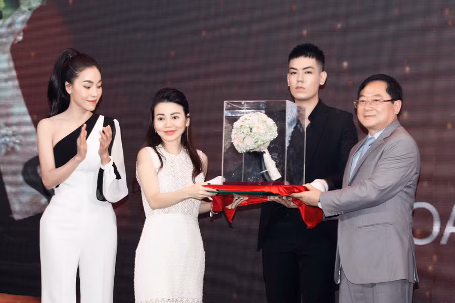 Hoa sứ dành cho hoa hậu