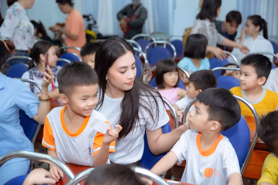 Thí sinh Hoa Hậu Việt Nam 2020 cùng nhau vận chuyển nửa tấn gạo làm từ thiện ảnh 1