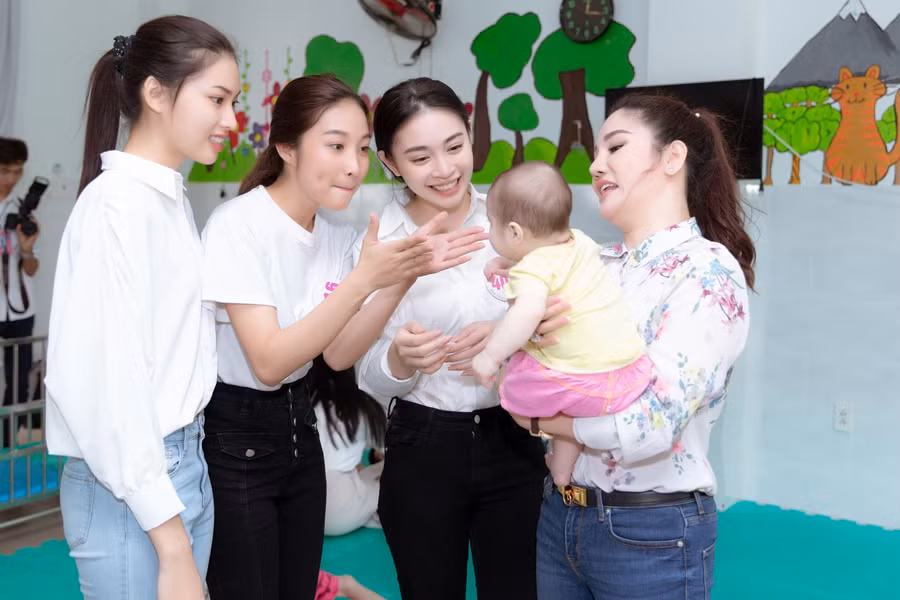 Thí sinh Hoa Hậu Việt Nam 2020 cùng nhau vận chuyển nửa tấn gạo làm từ thiện ảnh 2