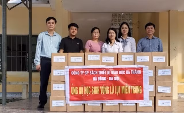 Số sách vở được trao tận tay nhà trường.