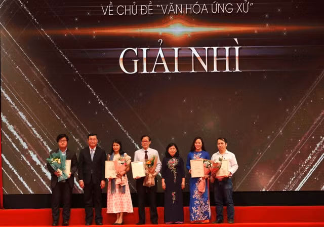 Phó Chủ nhiệm Ủy ban văn hóa Thanh niên, Thiếu niên và Nhi đồng của Quốc Hội Hoàng Thị Hoa và Thứ trưởng Bộ GD&amp;ĐT Nguyễn Văn Phúc trao giải Nhì cho các tác giả.