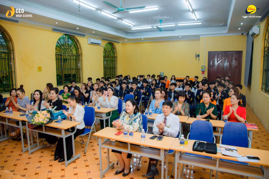 Học sinh trường THPT Phạm Ngũ Lão trong một buổi giao lưu - gặp gỡ với Hiệp hội nữ Doanh nhân doanh nghiệp vừa và nhỏ Việt Nam. Học sinh trường THPT Phạm Ngũ Lão trong một buổi giao lưu - gặp gỡ với Hiệp hội nữ Doanh nhân doanh nghiệp vừa và nhỏ Việt Nam.