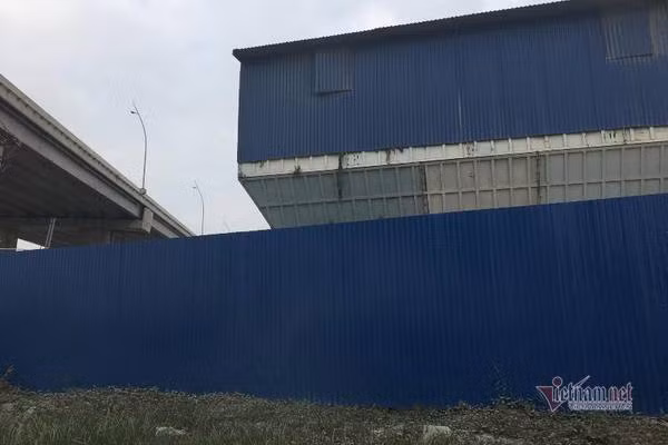 Cầu hơn 7 nghìn tỷ ở Hải Phòng bị công trình trái phép uy hiếp ảnh 3 Cầu hơn 7 nghìn tỷ ở Hải Phòng bị công trình trái phép uy hiếp