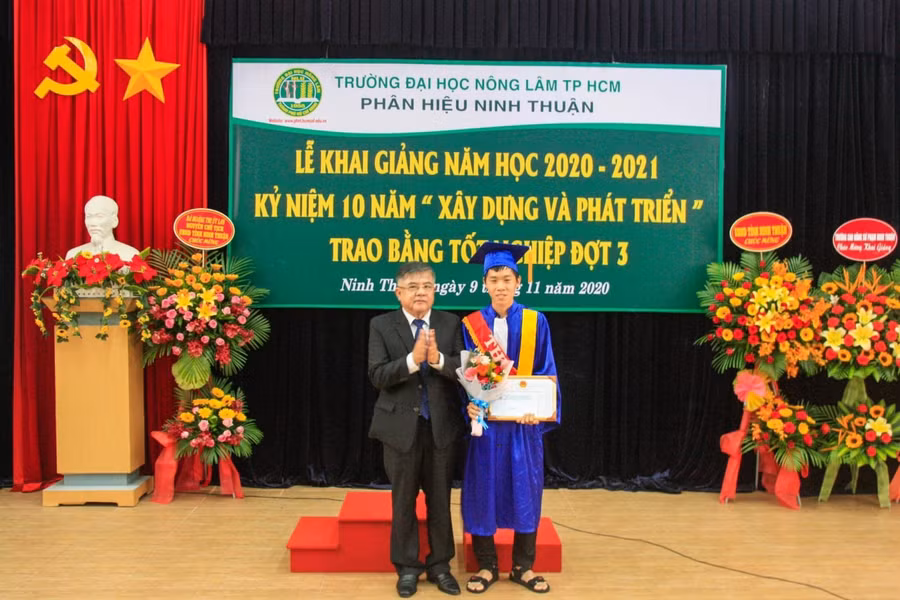PGS.TS Huỳnh Thanh Hùng- Phó Hiệu trưởng phụ trách Nhà trường trao học bổng cho Thủ khoa đầu vào