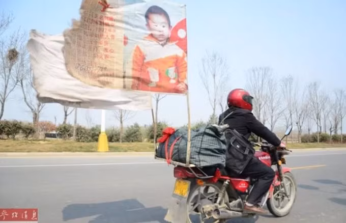 Anh Guo đã làm hỏng 10 chiếc xe máy trên hành trình 21 năm tìm kiếm con trai. Anh Guo đã làm hỏng 10 chiếc xe máy trên hành trình 21 năm tìm kiếm con trai. Ảnh: Shanghaiist.