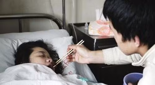 manh giay ba me dua vao tay y ta khi tinh lai sau sinh, doc xong chong roi nuoc mat - 3