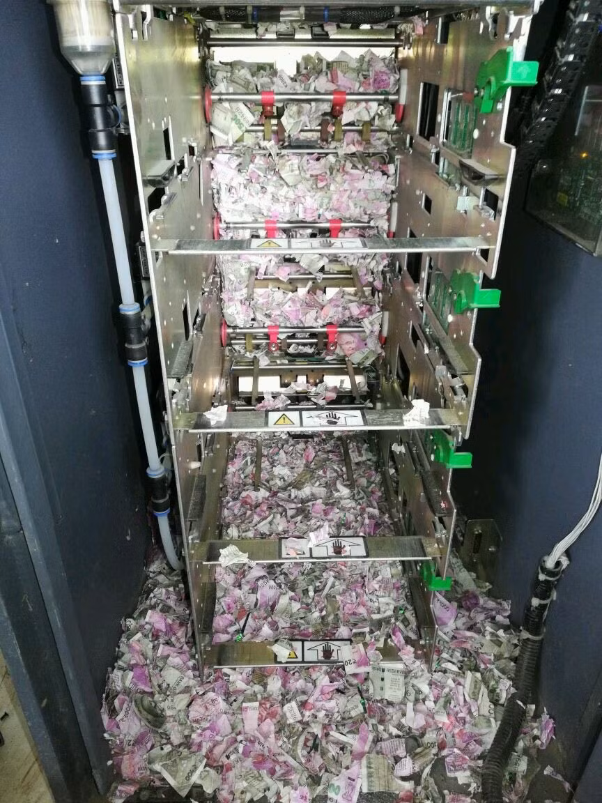 “xot ruot” canh 400 trieu dong trong may atm bi chuot nhai nat hinh anh 1