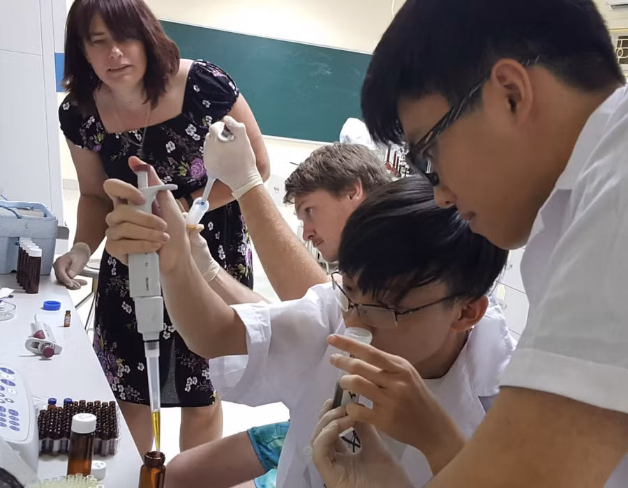 HS thể hiện niềm đam mê nghiên cứu KHKT khi được tiếp xúc với một dự án thật, với sự hướng dẫn của các chuyên gia