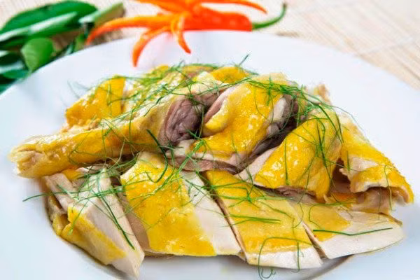 Khi luộc gà nên cho chút muối