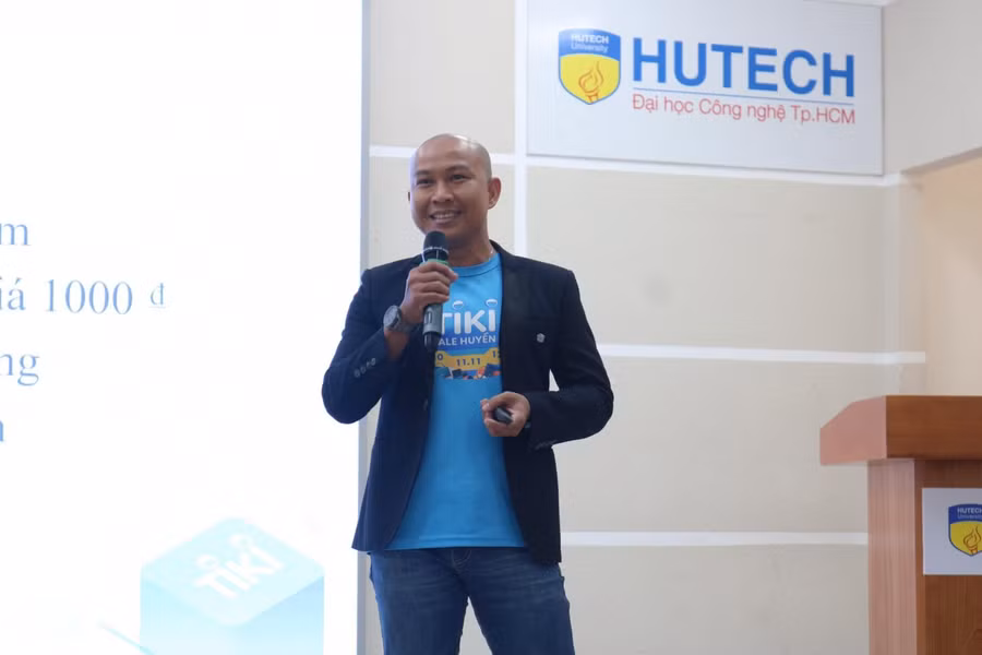 Ông Nguyễn Chí Thọ - Giám đốc kinh doanh của TiKi chia sẻ kinh nghiệm của bản thân đến sinh viên.