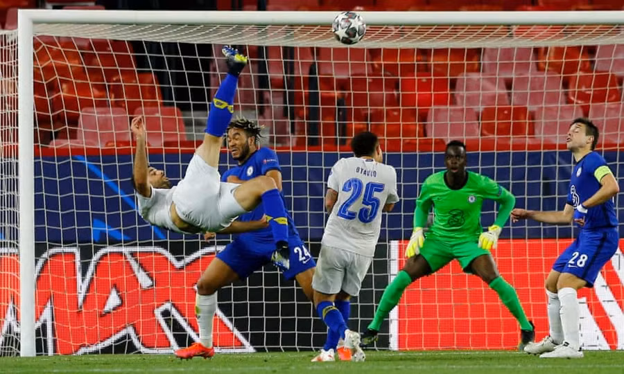 Porto gây bất ngờ nhờ siêu phẩm của Taremi. (Ảnh: Getty).