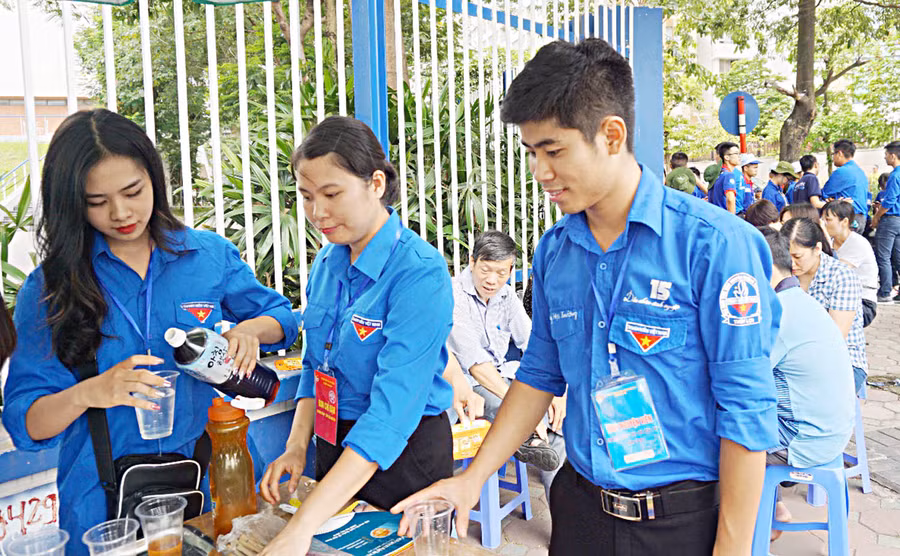 Em Phạm Văn Huy, đội trưởng đội tình nguyện tại điểm thi Trường THPT chuyên Hà Nội- Amsterdam