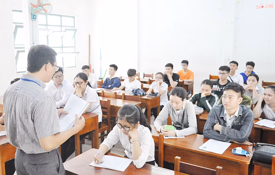 Cán bộ coi thi phổ biến quy chế thi cho thí sinh.