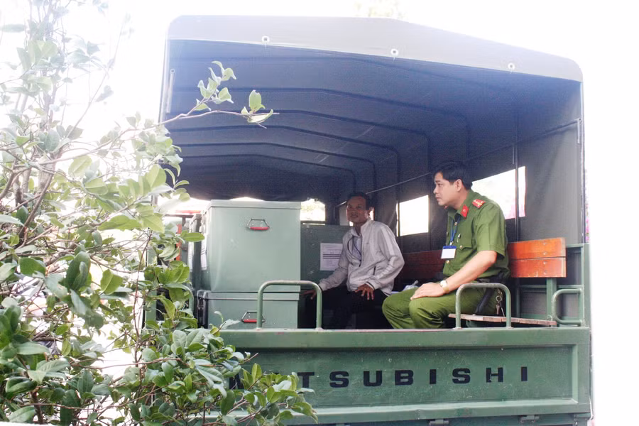 Xe đặc chủng của Công an TP Cần Thơ vận chuyển đề thi từ nơi in sao đến các điểm thi.