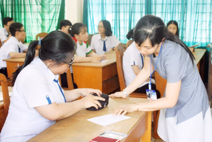 Cán bộ làm công tác thi hướng dẫn quy chế thi cho thí sinh