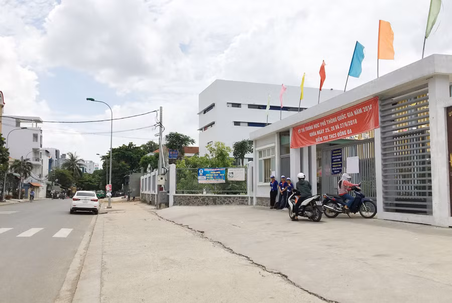 Giao thông trước điểm thi Trường THCS Đống Đa rất thông thoáng cho phụ huynh, thí sinh di chuyển