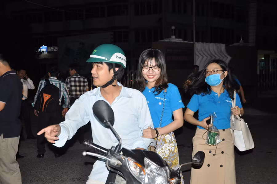 Cô Phạm Thị Kiều Khanh (khoa Tài chính – Ngân hàng, Trường ĐH Quy Nhơn) được chồng đưa đến cổng trường ĐH Quy Nhơn sớm để lên đường làm nhiệm vụ coi thi