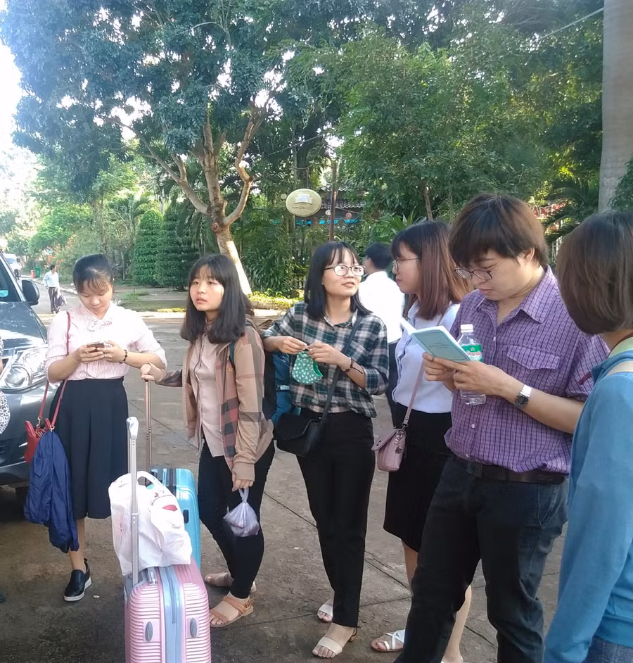 Giảng viên trẻ chuẩn bị lên đường làm nhiệm vụ