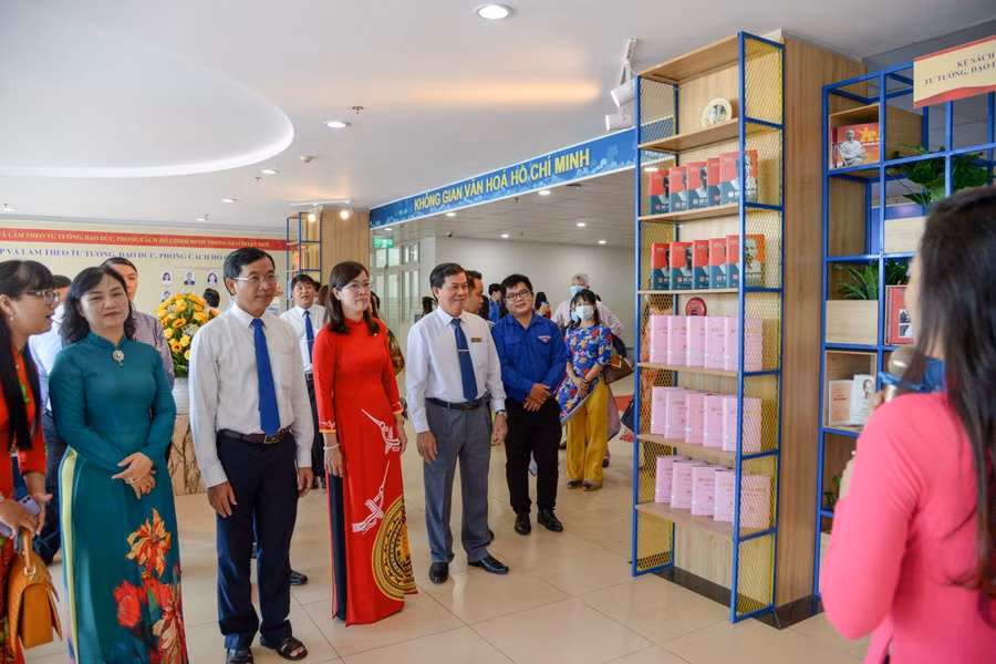 Các đại biểu tham quan không gian văn hóa Hồ Chí Minh sau lễ khánh thành