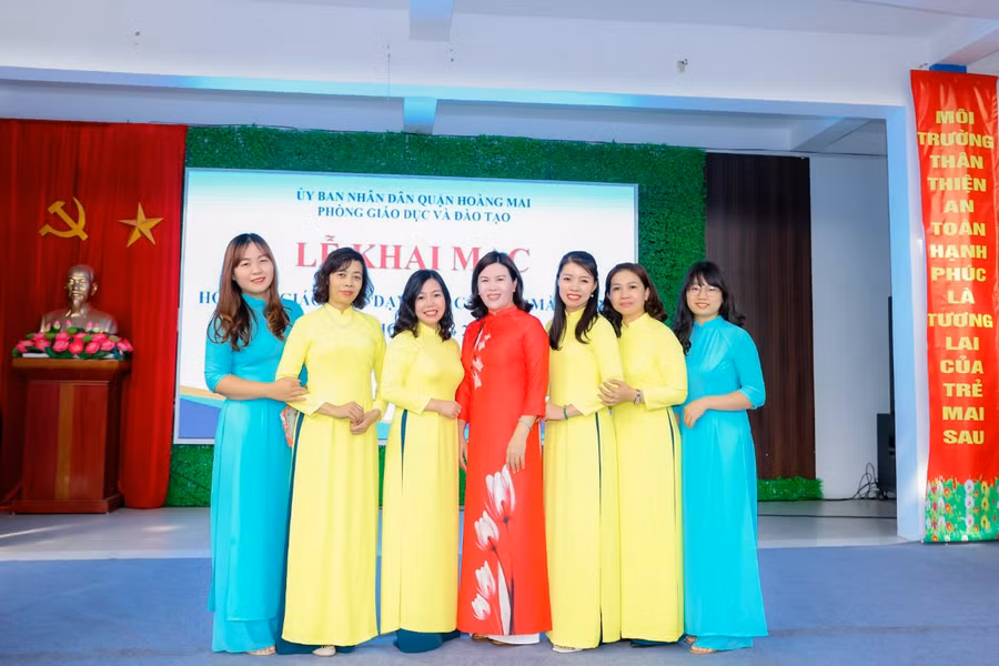 Cô Thu Uyên (bìa trái) cùng các đồng nghiệp trong lễ khai mạc hội thi giáo viên dạy giỏi cấp quận năm học 2022-2023.