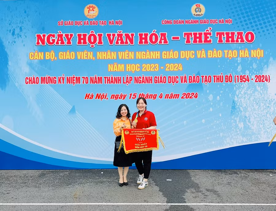Cô Chử Thị Thu Uyên cũng vừa đạt giải Nhất bộ môn Kéo co cấp thành phố cùng đội tuyển ngành Giáo dục Hoàng Mai.