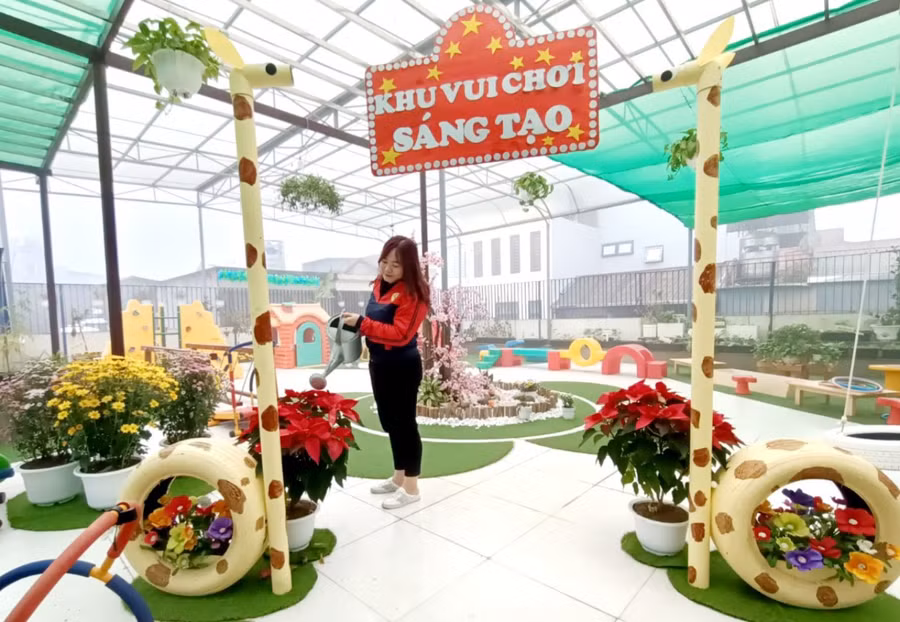 Cô chăm sóc vườn hoa “Khu vui chơi sáng tạo” do cô và đồng nghiệp thiết kế và xây dựng.