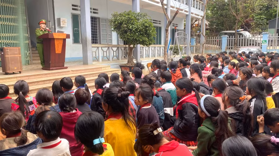 Công an huyện Tân Uyên tuyên truyền, phổ biến giáo dục pháp luật tại Trường THCS xã Hố Mít. Công an huyện Tân Uyên tuyên truyền, phổ biến giáo dục pháp luật tại Trường THCS xã Hố Mít.