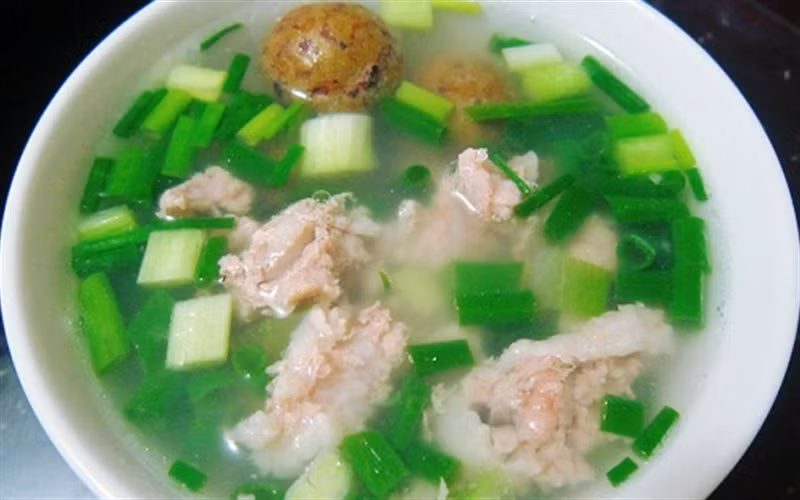 Vị chua dịu của canh sấu thịt băm se làm "tốn cơm" hơn thường lệ Vị chua dịu của canh sấu thịt băm se làm "tốn cơm" hơn thường lệ