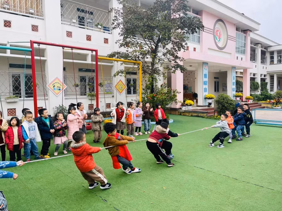 Trẻ tại Trường Mầm non Yên Sở rất thích thú khi được hoạt động ngoài trời với các trò chơi vận động. Trẻ tại Trường Mầm non Yên Sở rất thích thú khi được hoạt động ngoài trời với các trò chơi vận động.