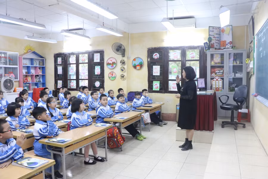 Cô trò Trường Tiểu học Trần Quốc Toản - TP Nam Định trong một giờ học trên lớp.