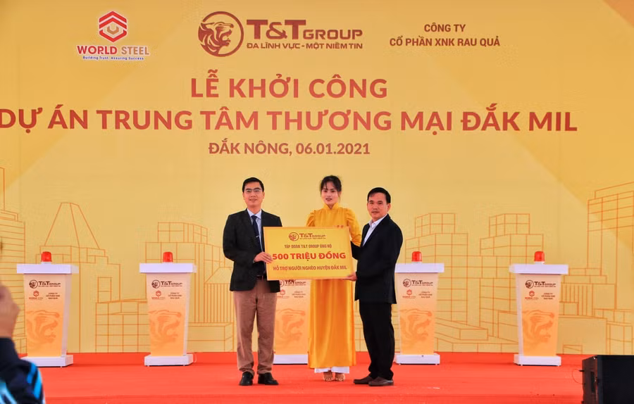 Đại diện Tập đoàn T&amp;T Group trao ủng hộ Ủy ban MTTQ Việt Nam huyện Đắk Mil 500 triệu đồng để chăm lo đời sống cho người nghèo trên địa bàn.