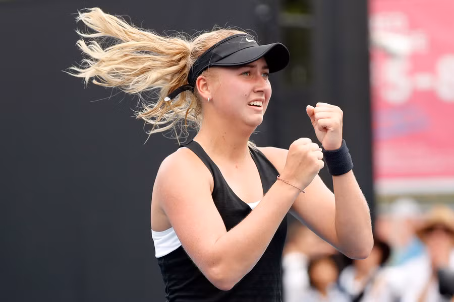 Potapova vỡ òa sau khi quật ngã Kerber.