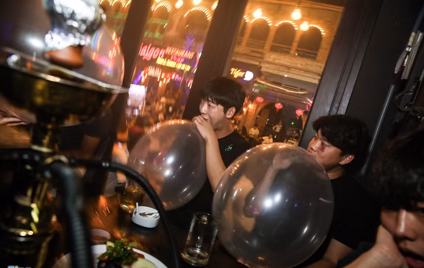  Bóng cười được sử dụng nhan nhản ở phố Bùi Viện 