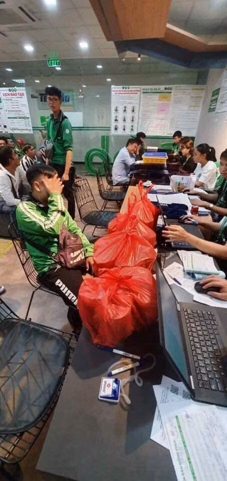 Phẫn nộ shipper Grab bị 