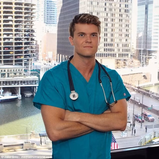 TheoDaily Mail,Jake Grez đang làm việc tại một bệnh viện gần thành phố Chicago thuộc tiểu bangIllinois, Mỹ. Nam y ta 9X dep trai duoc dan mang yeu men hinh anh 1