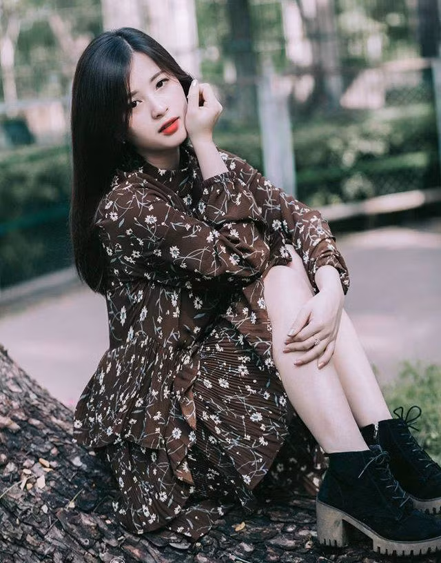 Phóng to Thảo Nari tên thật là Ma Hương Thảo, 23 tuổi. 9X từng được cộng đồng mạng biết tới khi đăng tải clip 13 giây về khuôn mặt biến đổi trong tích tắc. Nhan sac xinh dep cua nu binh luan vien game tren mang hinh anh 1