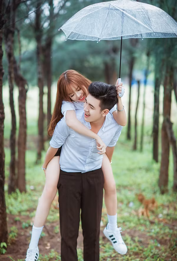 Đặc biệt, cặp đôi này không thường xuyên chia sẻ hình ảnh yêu nhau lên Facebook. “Ngày xưa hồi mới yêu thì có up nhưng bây giờ chỉ chụp ảnh cùng nhau rồi lưu trong máy”.