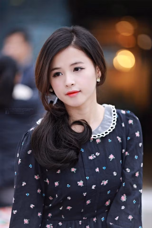 Thảo Nari được đánh giá có chất giọng ngọt ngào. Cô cũng chăm chỉ tìm hiểu những thuật ngữ về game, mở rộng kiến thức để bình luận trên mạng tốt hơn. Nhan sac xinh dep cua nu binh luan vien game tren mang hinh anh 7