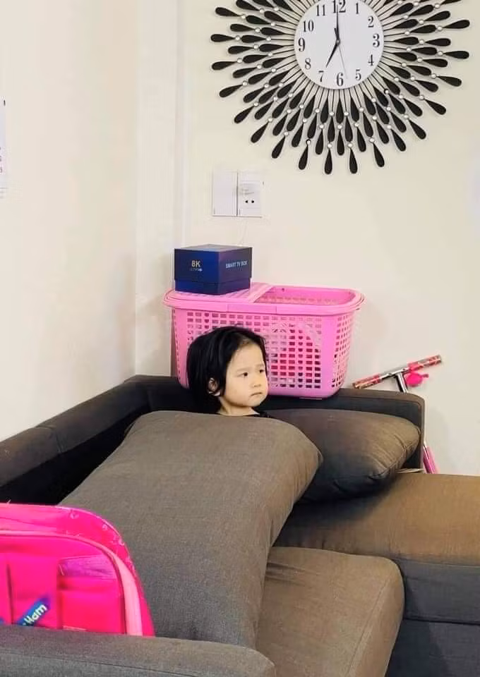 Đồ vật nào trong nhà cũng có thể trở thành đồ chơi.