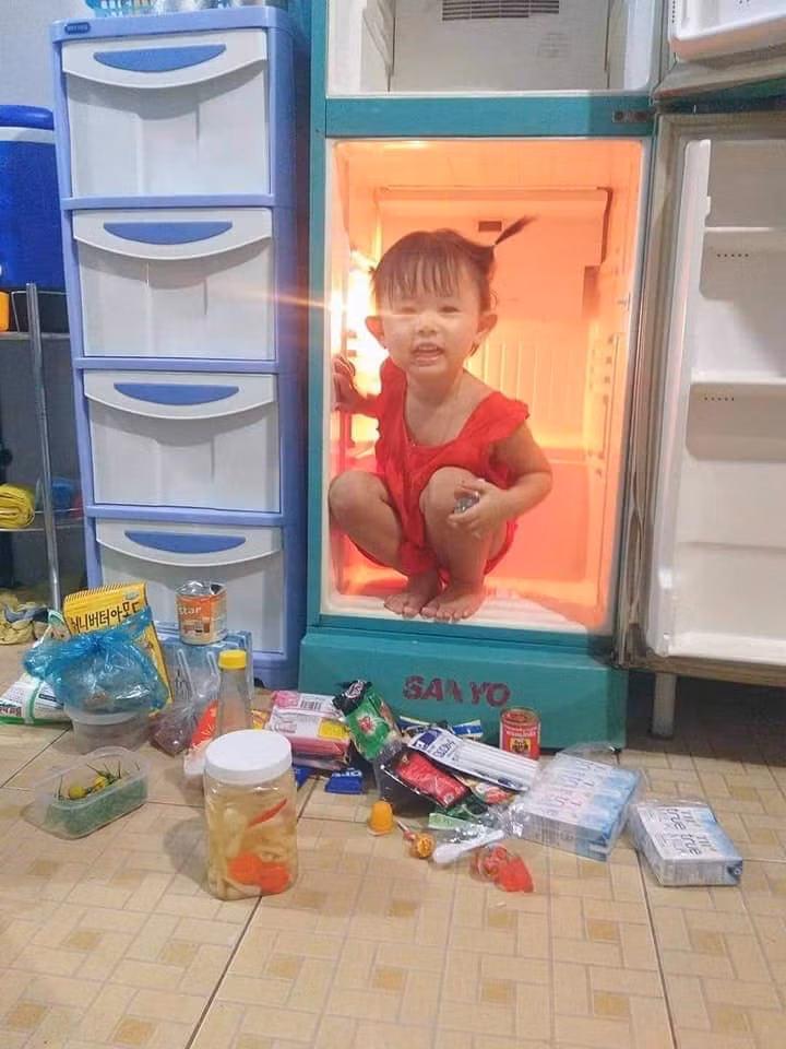 Con chỉ ngồi cho mát, mẹ làm gì mà căng.
