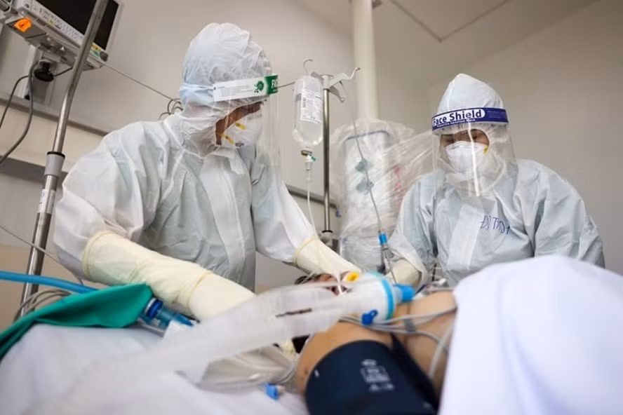 Ngành y tế sẽ triển khai thí điểm chương trình điều trị bệnh nhân Covid-19 tại nhà ở TP Hồ Chí Minh và một số tỉnh, thành phố khác. Ảnh: Các bác sĩ điều trị cho bệnh nhân Covid-19 - Nguồn: Bộ Y tế.