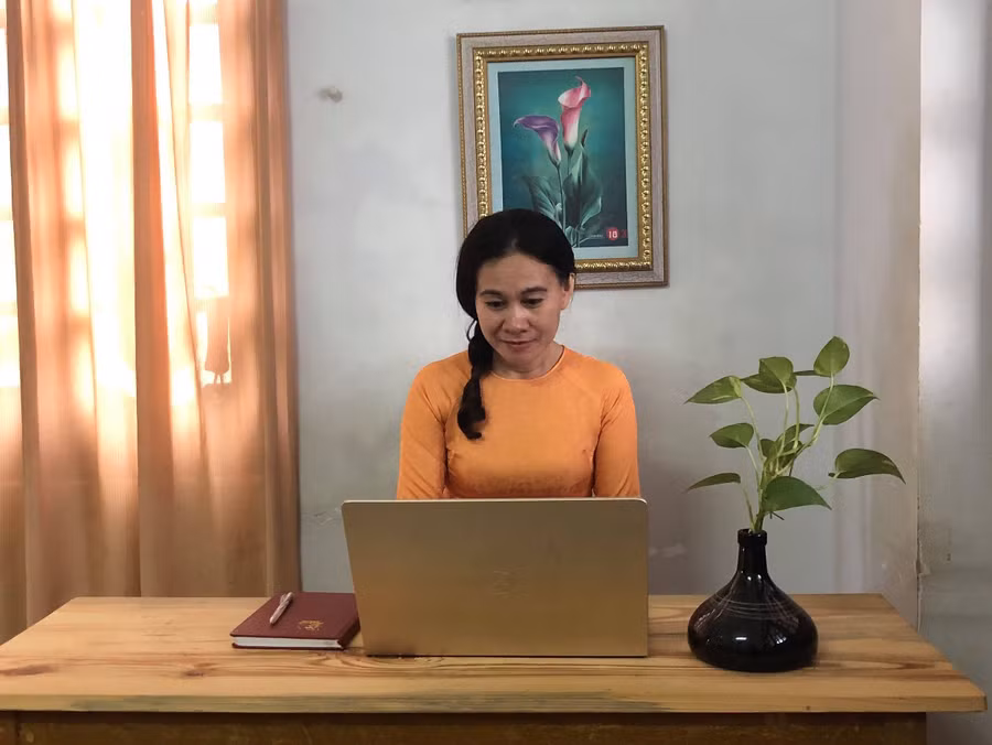 Cô Đặng Thị Chi trả lời câu hỏi giao lưu của bạn đọc.