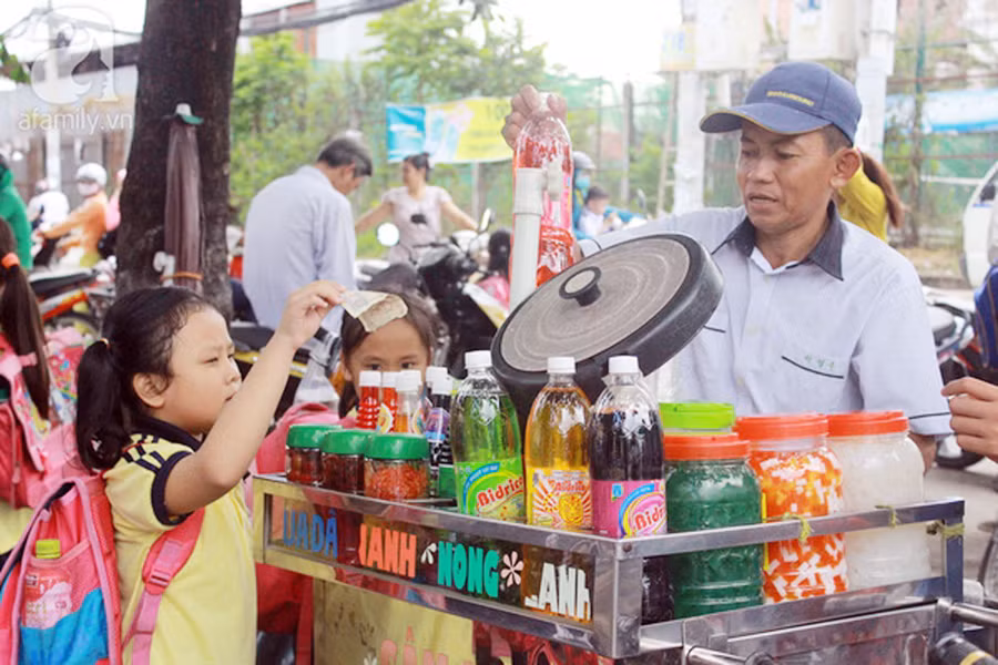 Loại bỏ hàng rong quanh cổng trường