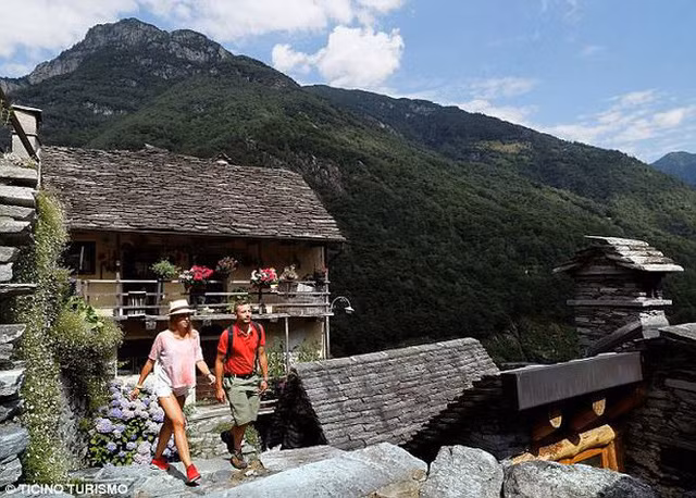  Du khách tới thăm ngôi làng hẻo lánh. 