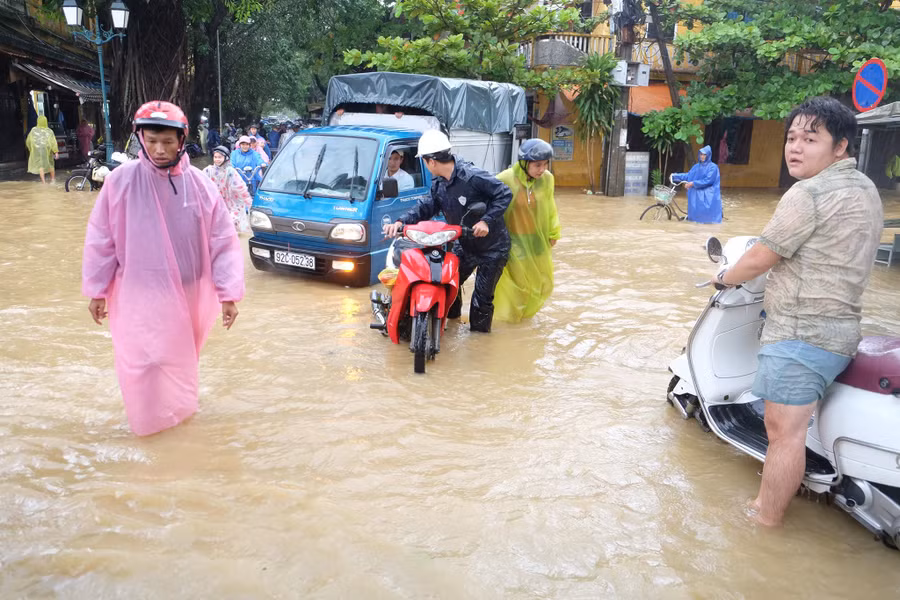 Nước lũ tiếp tục dâng cao, người dân Hội An tất bật ứng phó.